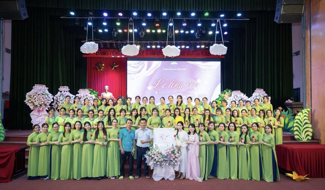 Tập thể giáo viên và nhân viên Kid's Smile trong áo dài xanh tại Lễ tổng kết năm học 2025–2026